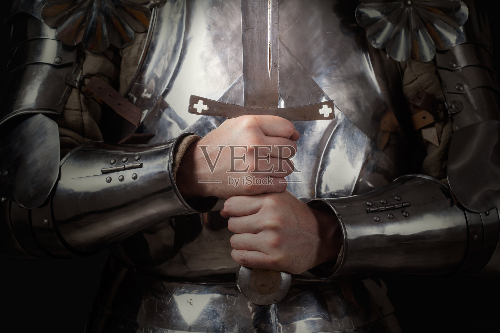 身穿盔甲，手持双手剑的骑士照片摄影图片