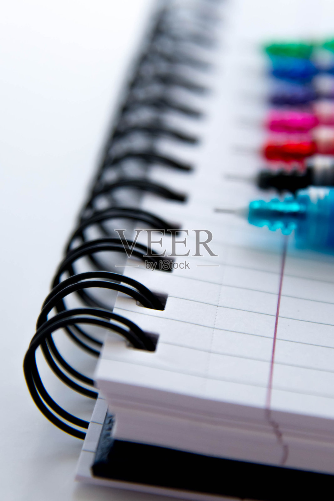 回到学习用品，多色笔和螺旋式笔记本照片摄影图片