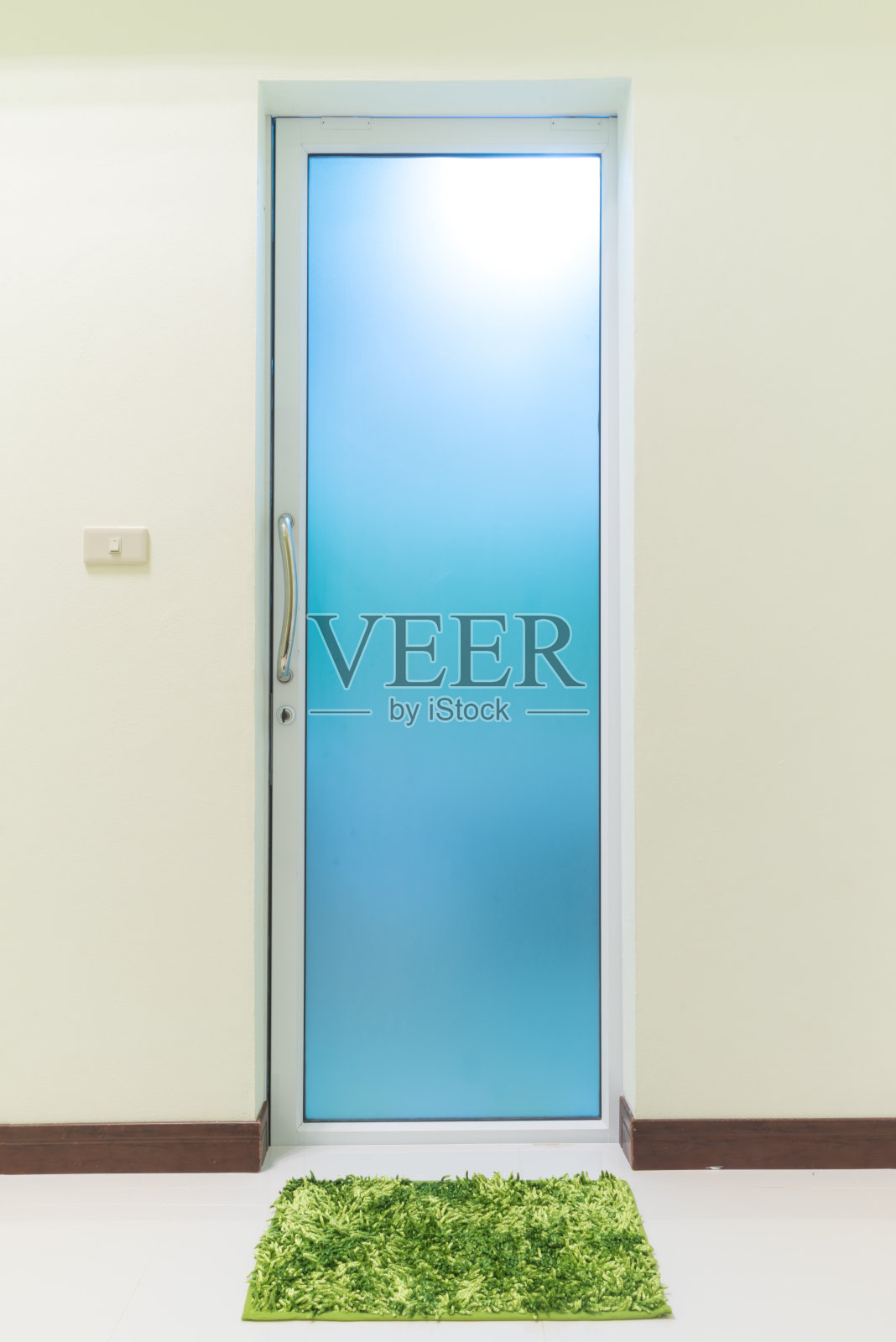 厕所门前绿色清洁脚垫照片摄影图片