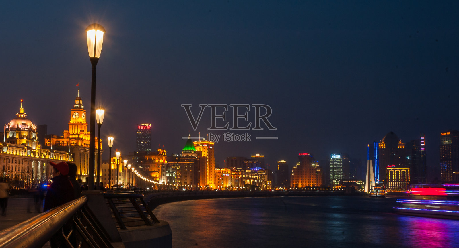 外滩，夜晚的上海照片摄影图片