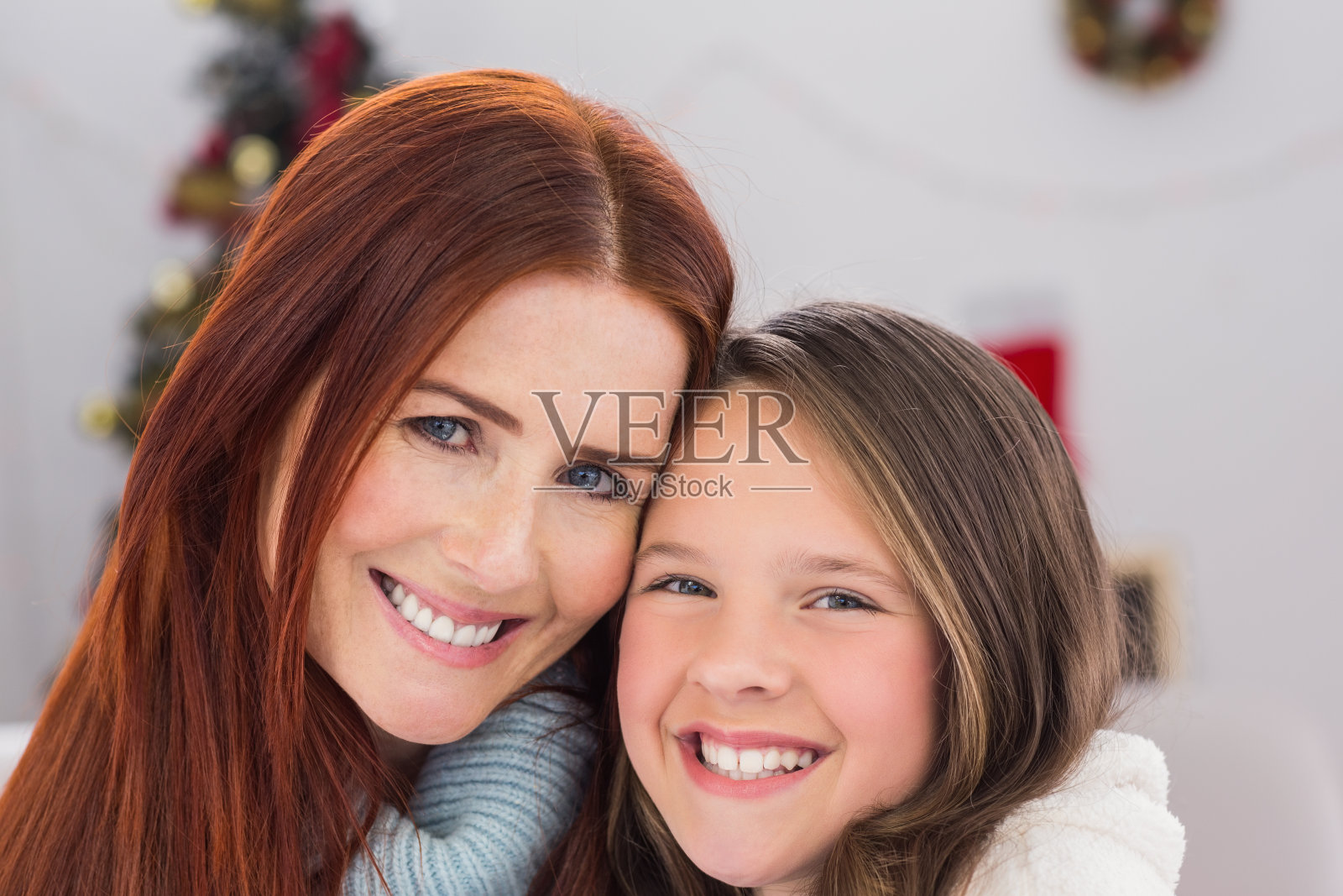 欢乐的母女坐在沙发上照片摄影图片