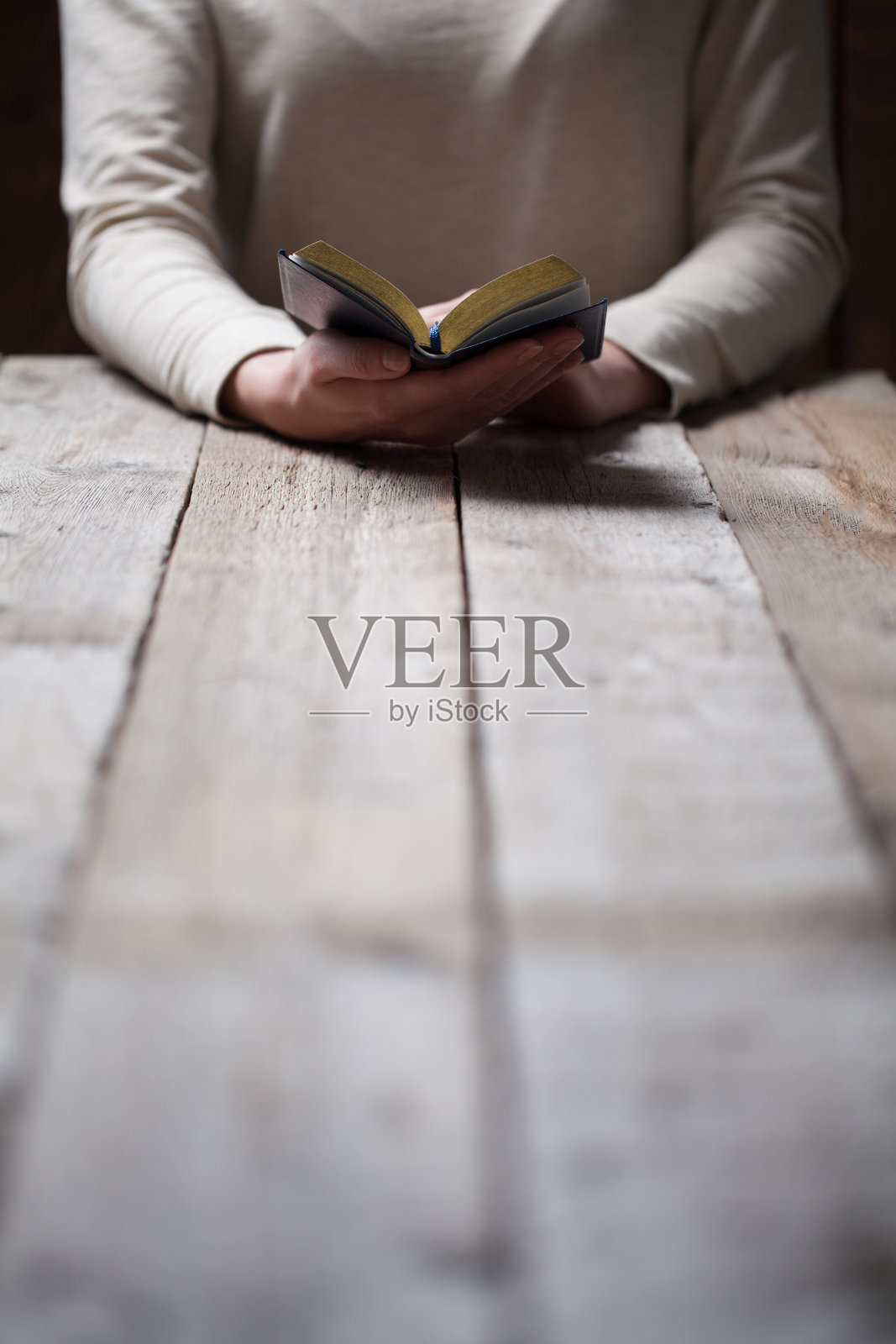 女人手拿圣经祈祷照片摄影图片