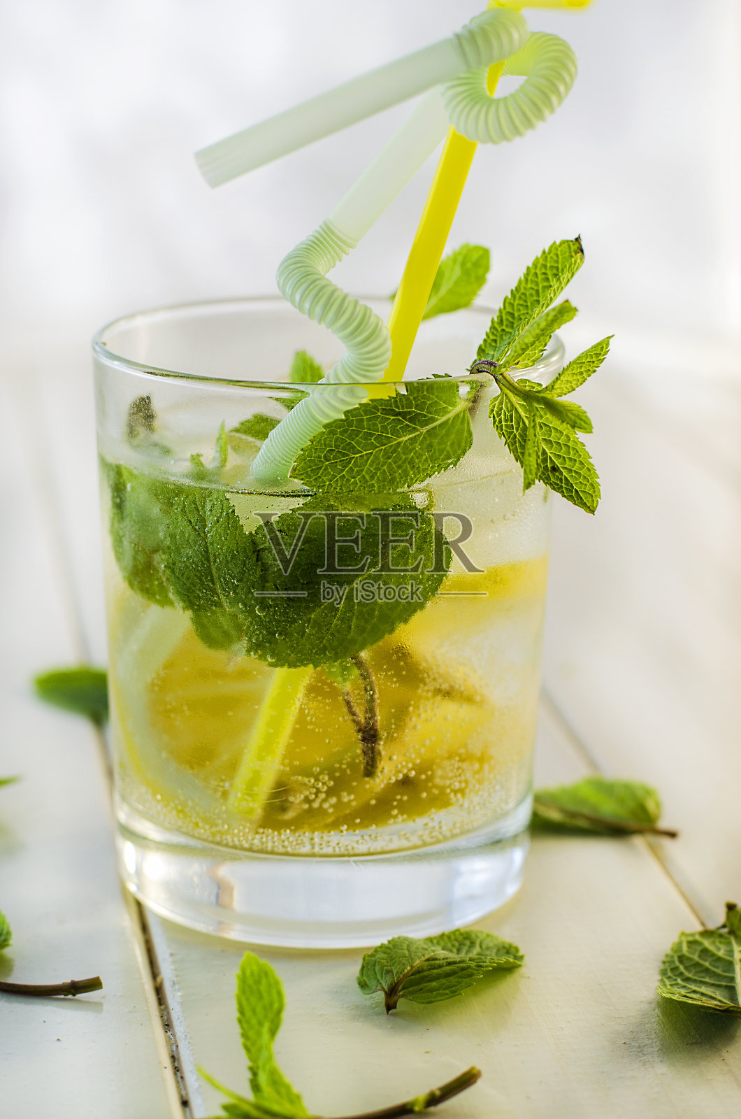 一杯柠檬莫吉托照片摄影图片