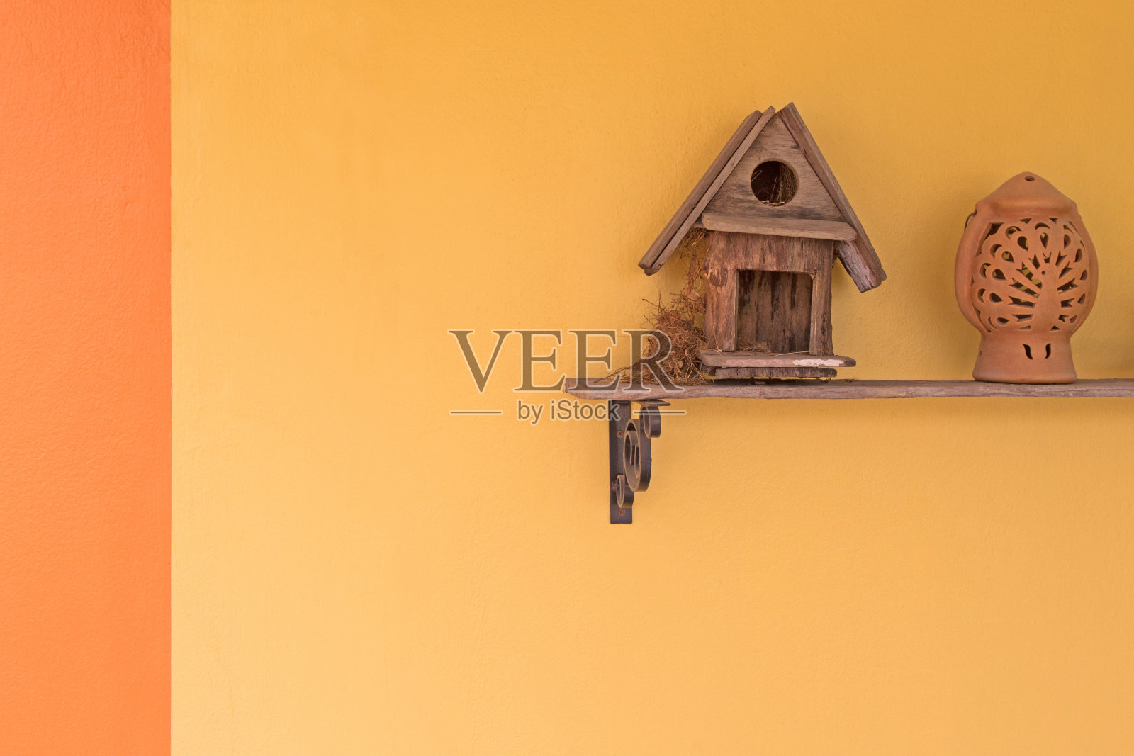 喜鹊知更鸟在木鸟屋里筑巢照片摄影图片