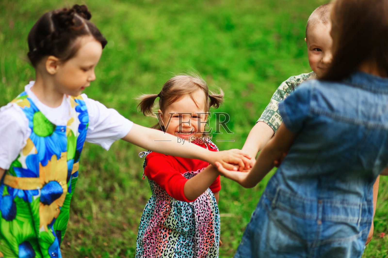孩子幸福在户外。照片摄影图片