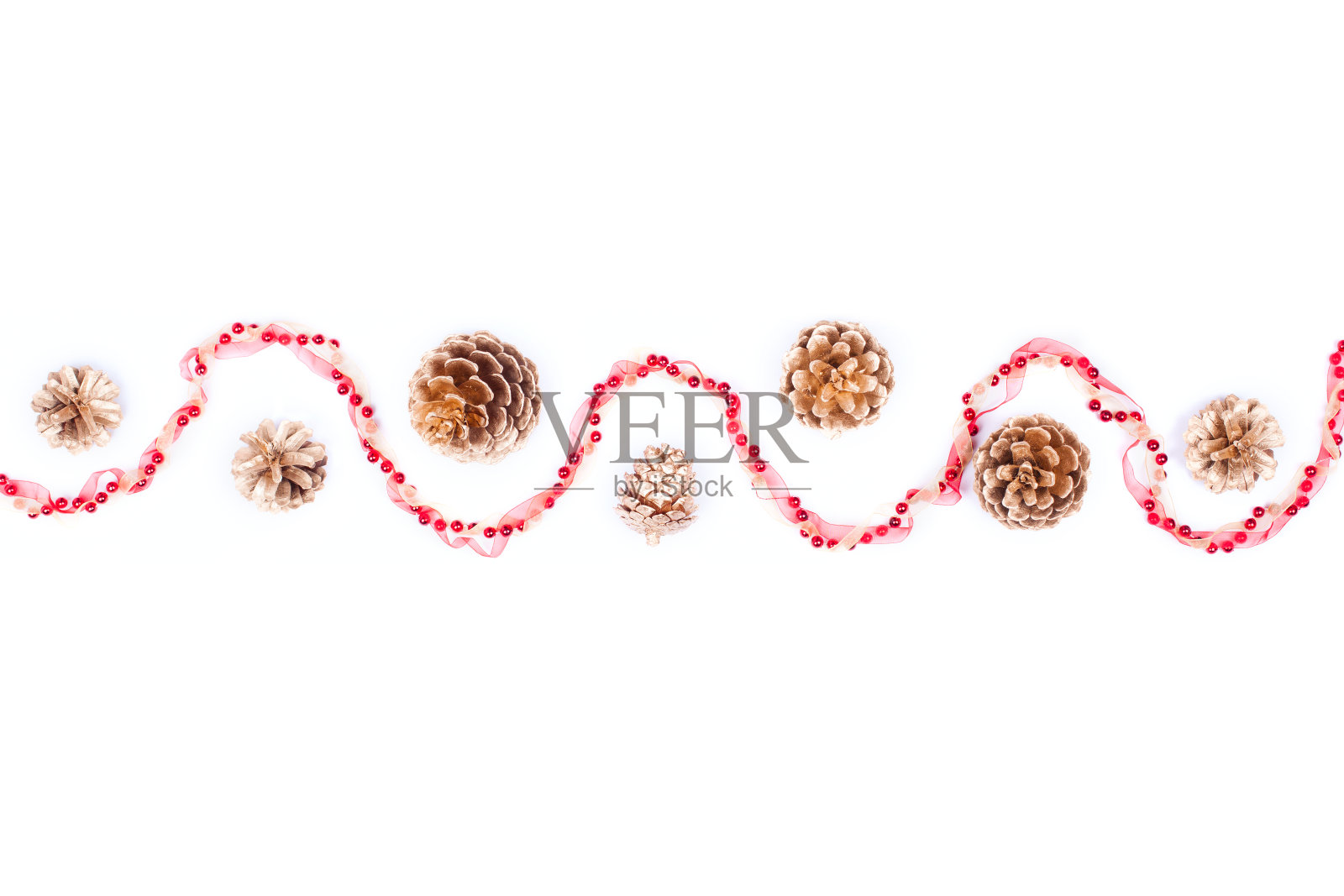 金色的圆锥具花环孤立在白色上照片摄影图片