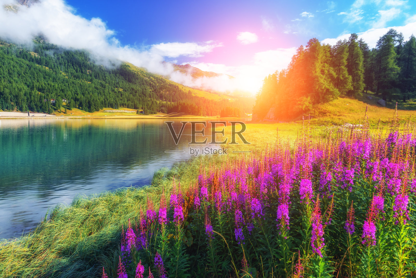 夕阳下的湖光山色照片摄影图片