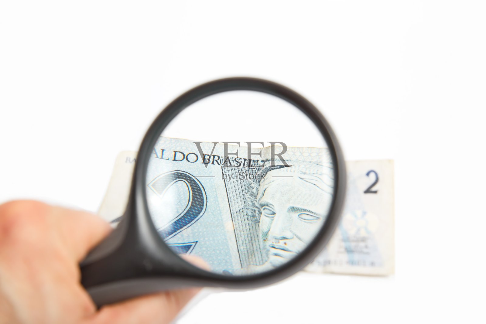 放大镜上的两个巴西雷亚尔。照片摄影图片