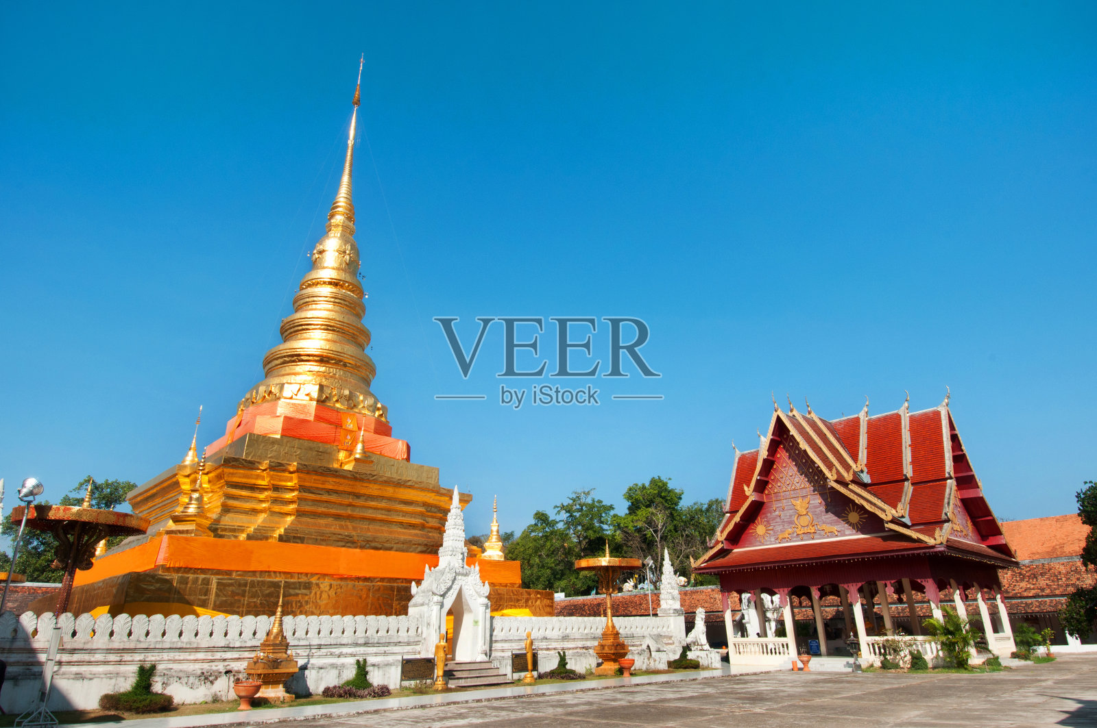 蓝天映衬下的寺庙俯视图照片摄影图片