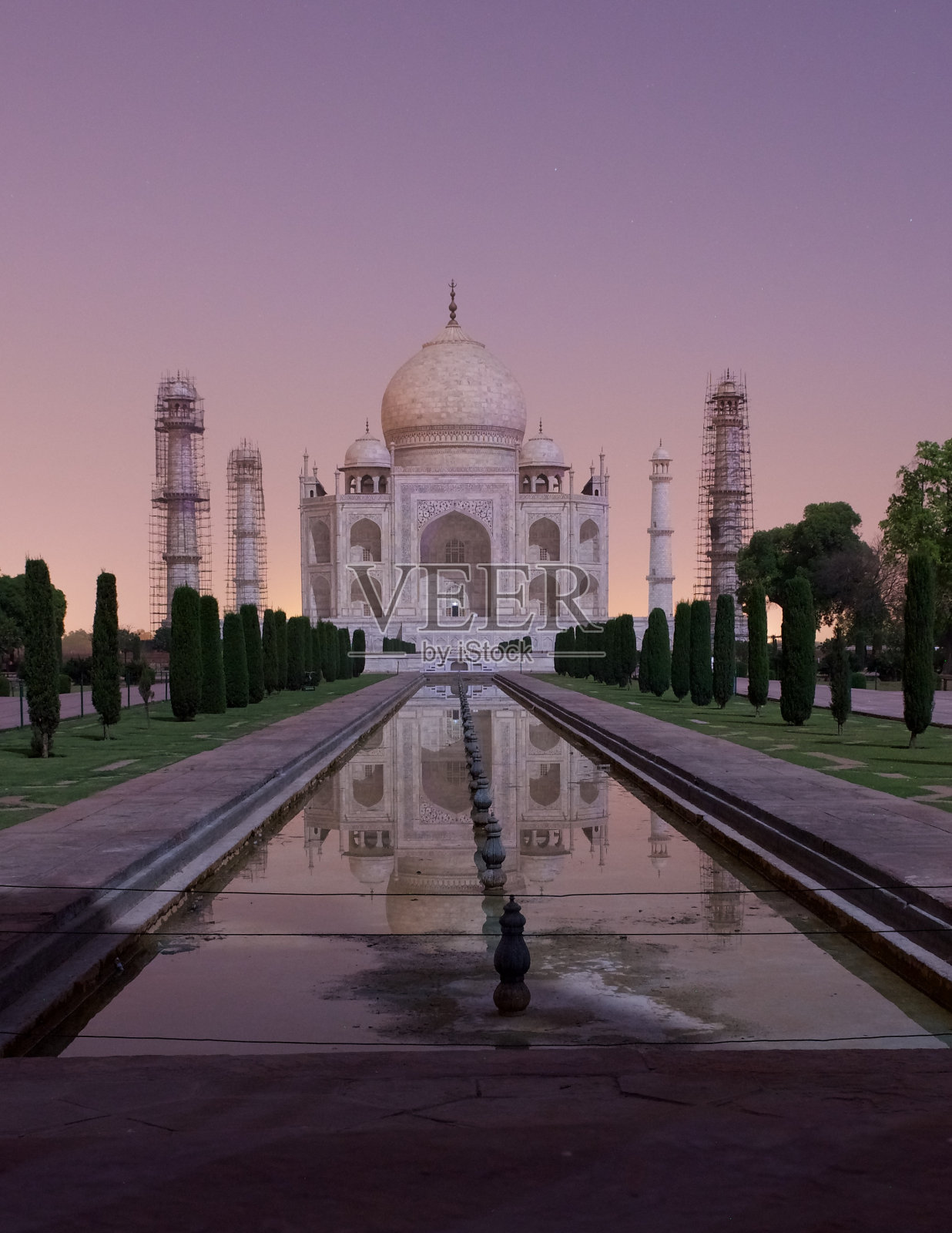 满月之夜的泰姬陵照片摄影图片