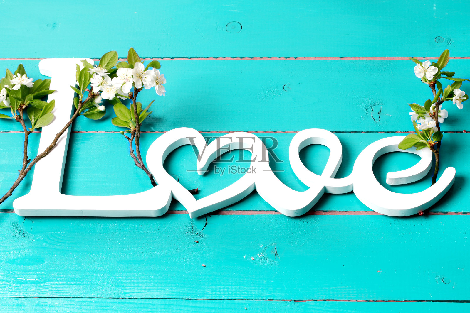 木制的字母与樱花的枝头相爱照片摄影图片