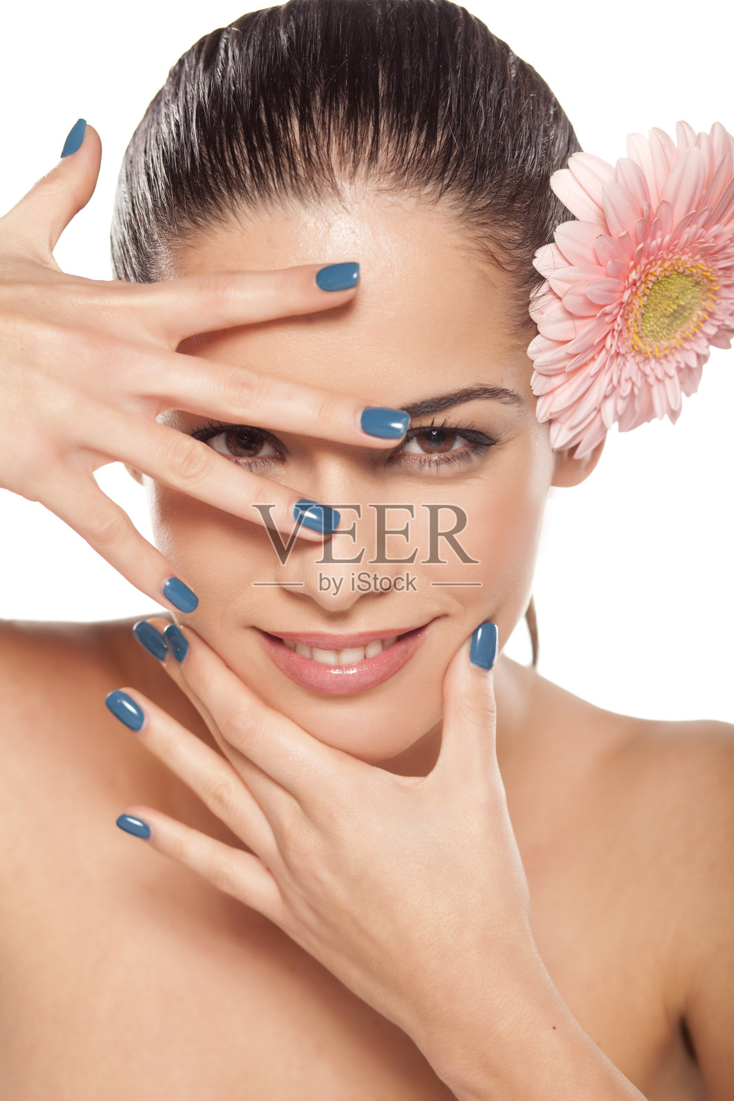 一个漂亮女孩的肖像，她用手捂着脸照片摄影图片