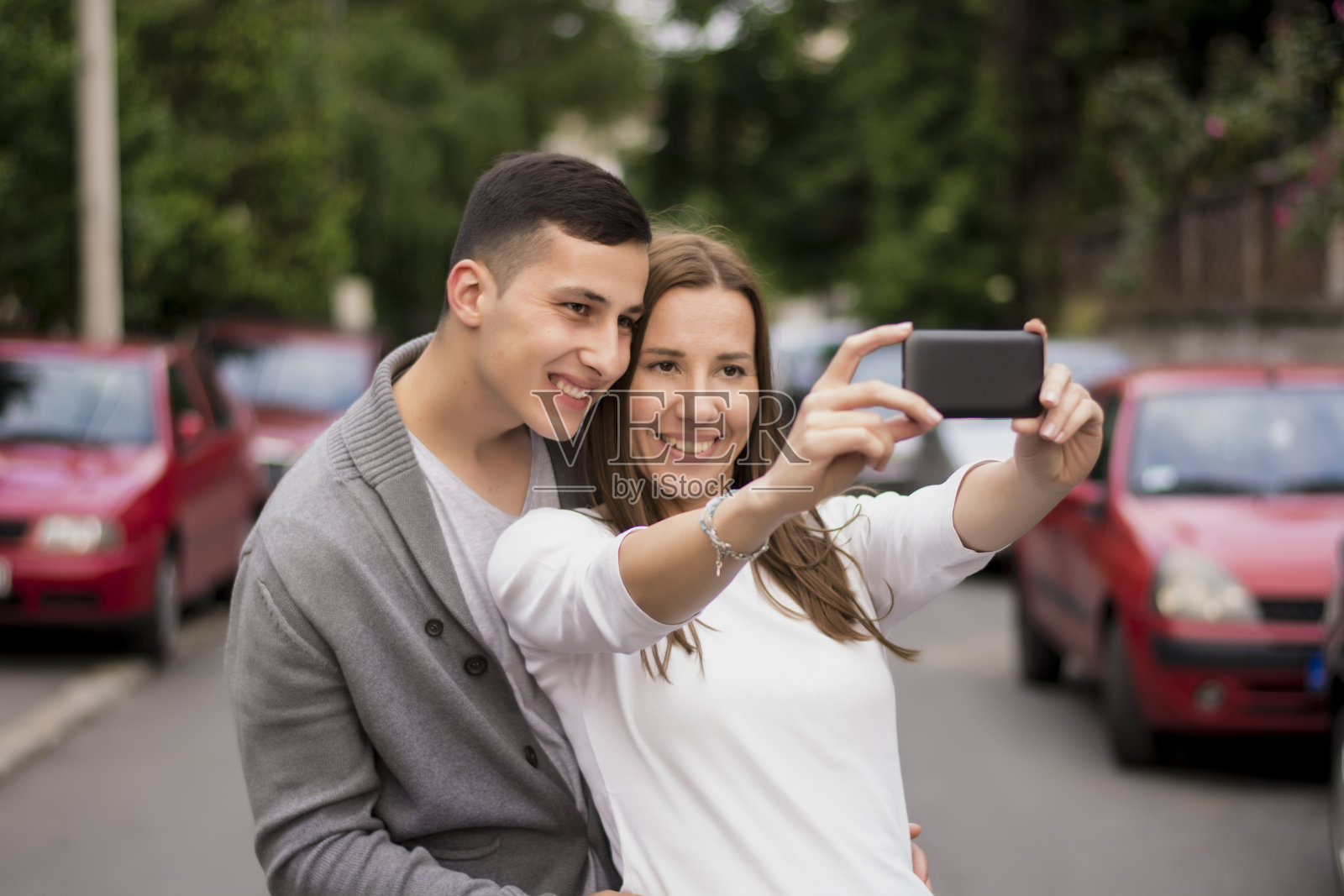 幸福的年轻情侣站在户外自拍照片摄影图片