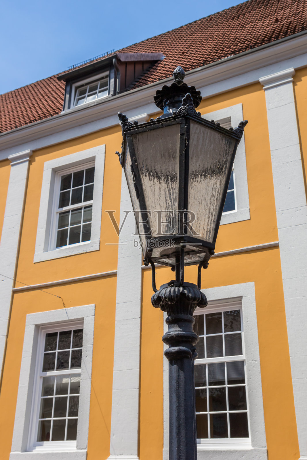 临根老建筑前的路灯照片摄影图片