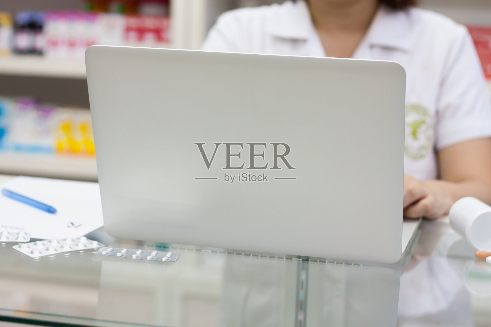 药剂师与笔记本电脑和药物在药房照片摄影图片