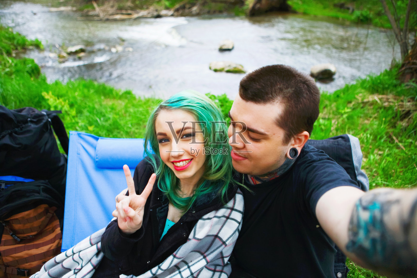 一对快乐的户外活动。照片摄影图片