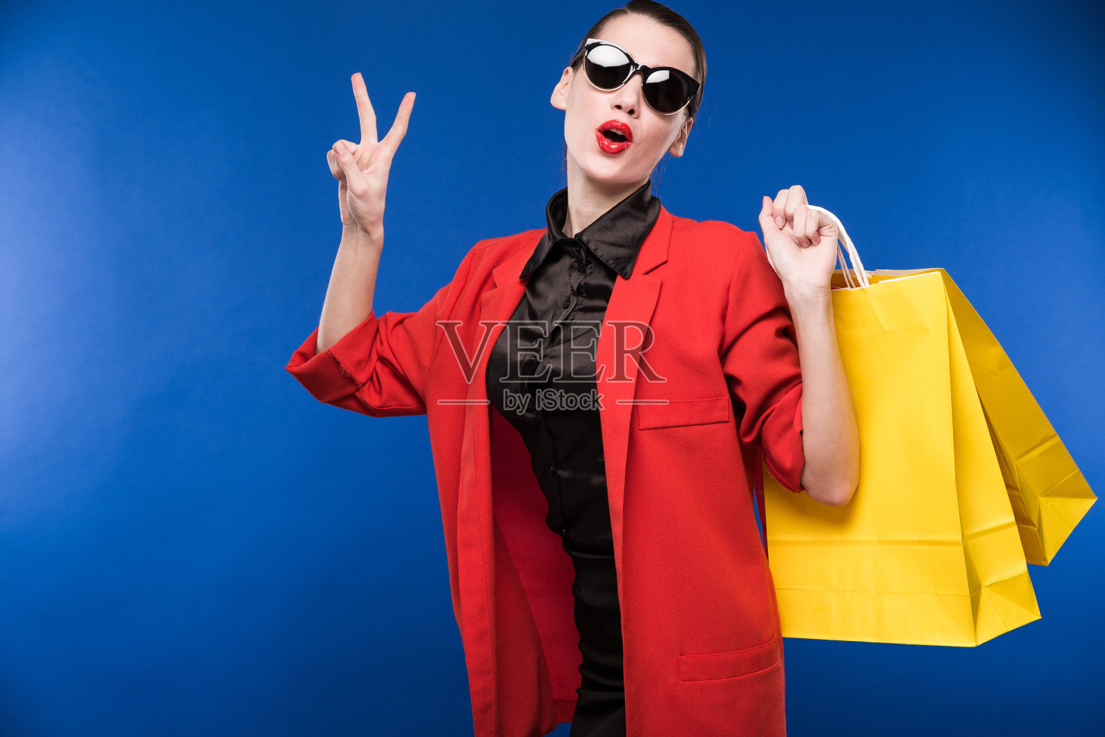 带着包裹的小女孩照片摄影图片