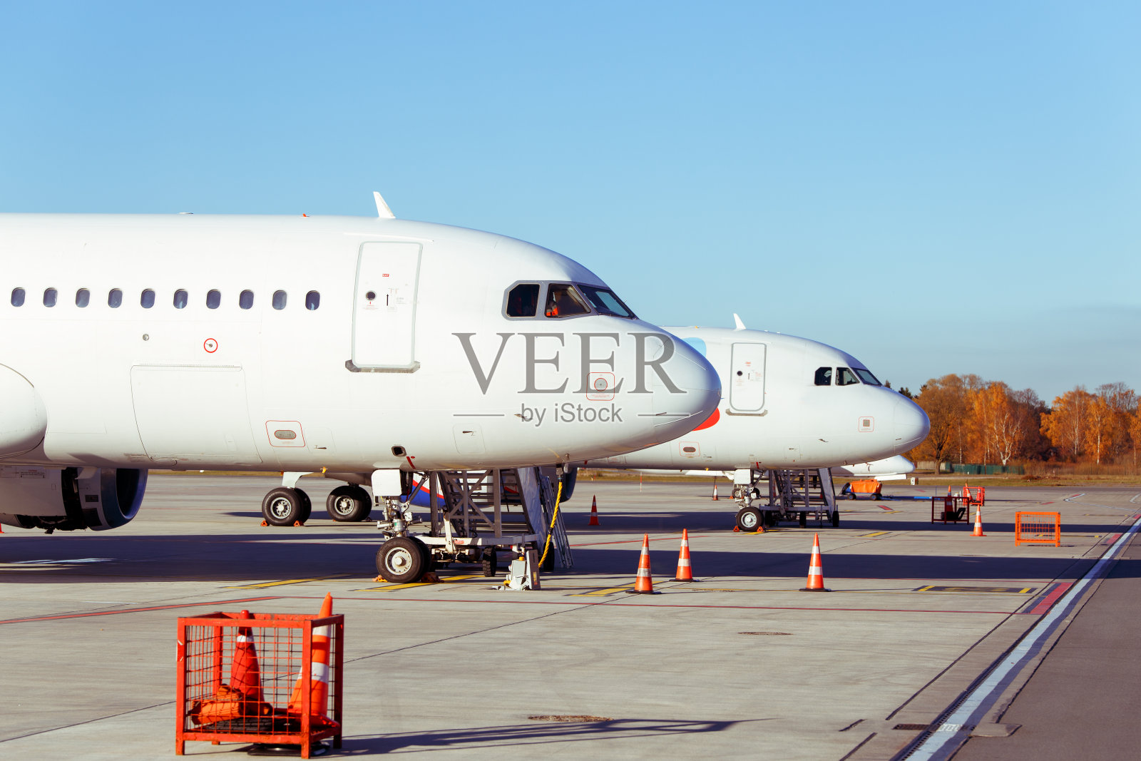 两种侧面的飞机停靠宽体窗户照片摄影图片