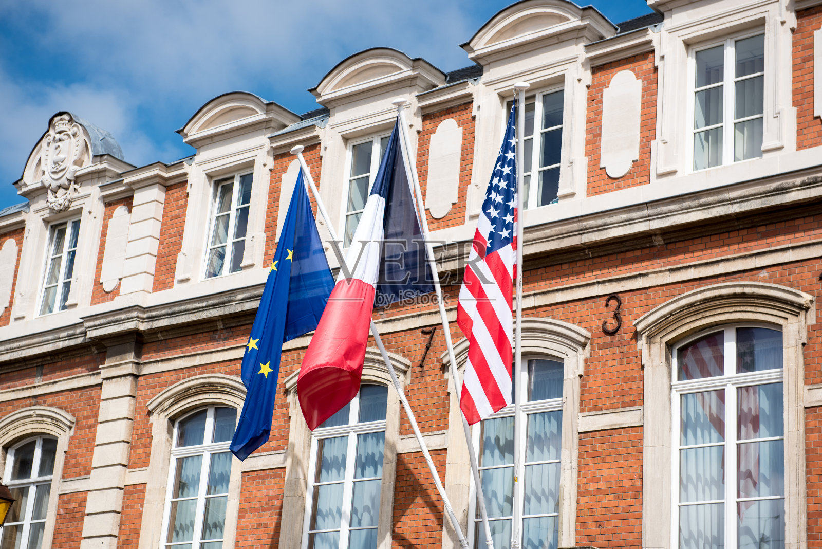 法国一栋建筑上的三面国旗照片摄影图片