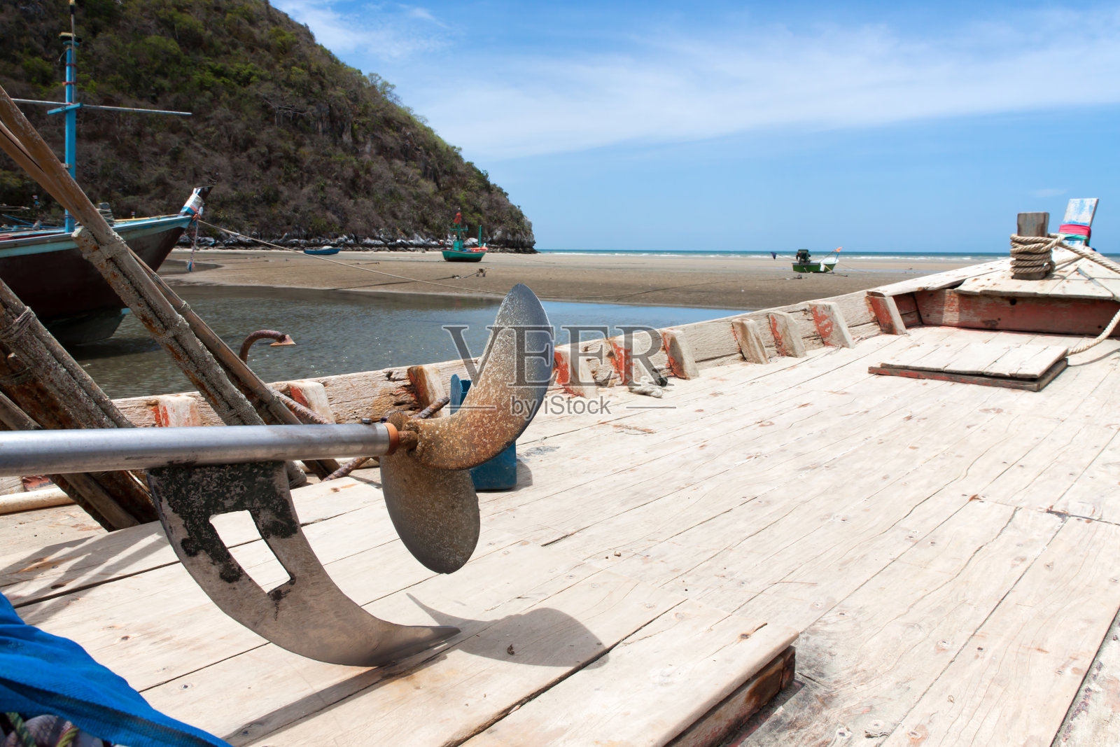 木船当地渔民在一个系泊照片摄影图片