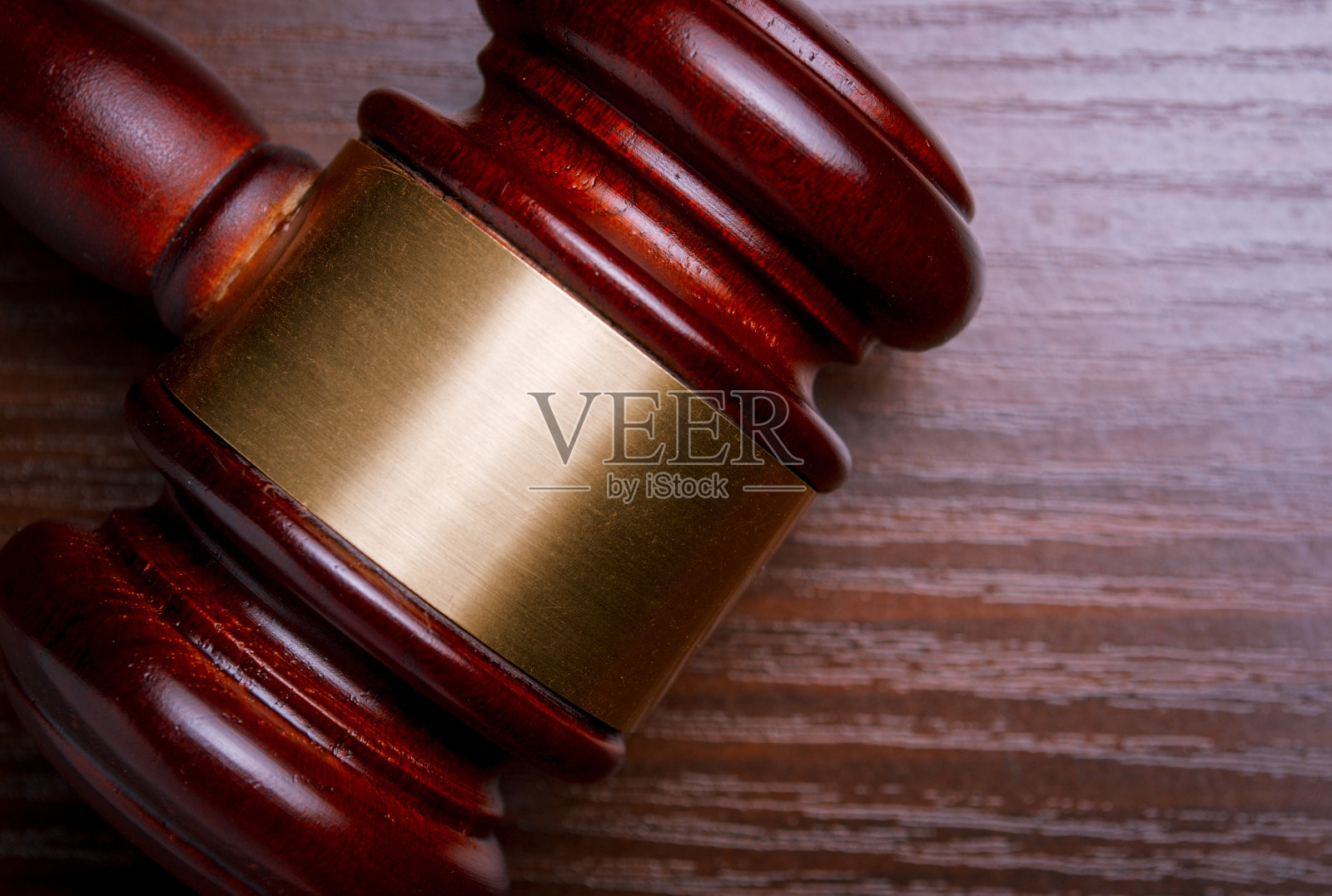 带有金色铭牌的闪亮木槌照片摄影图片