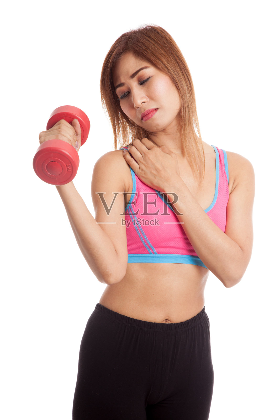 一个健康的亚洲女孩因为哑铃肩膀痛照片摄影图片