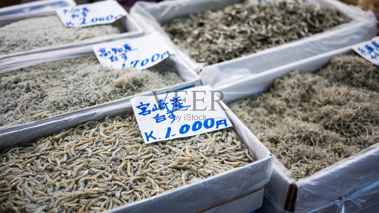 如果是小鱼干的盒子。照片摄影图片