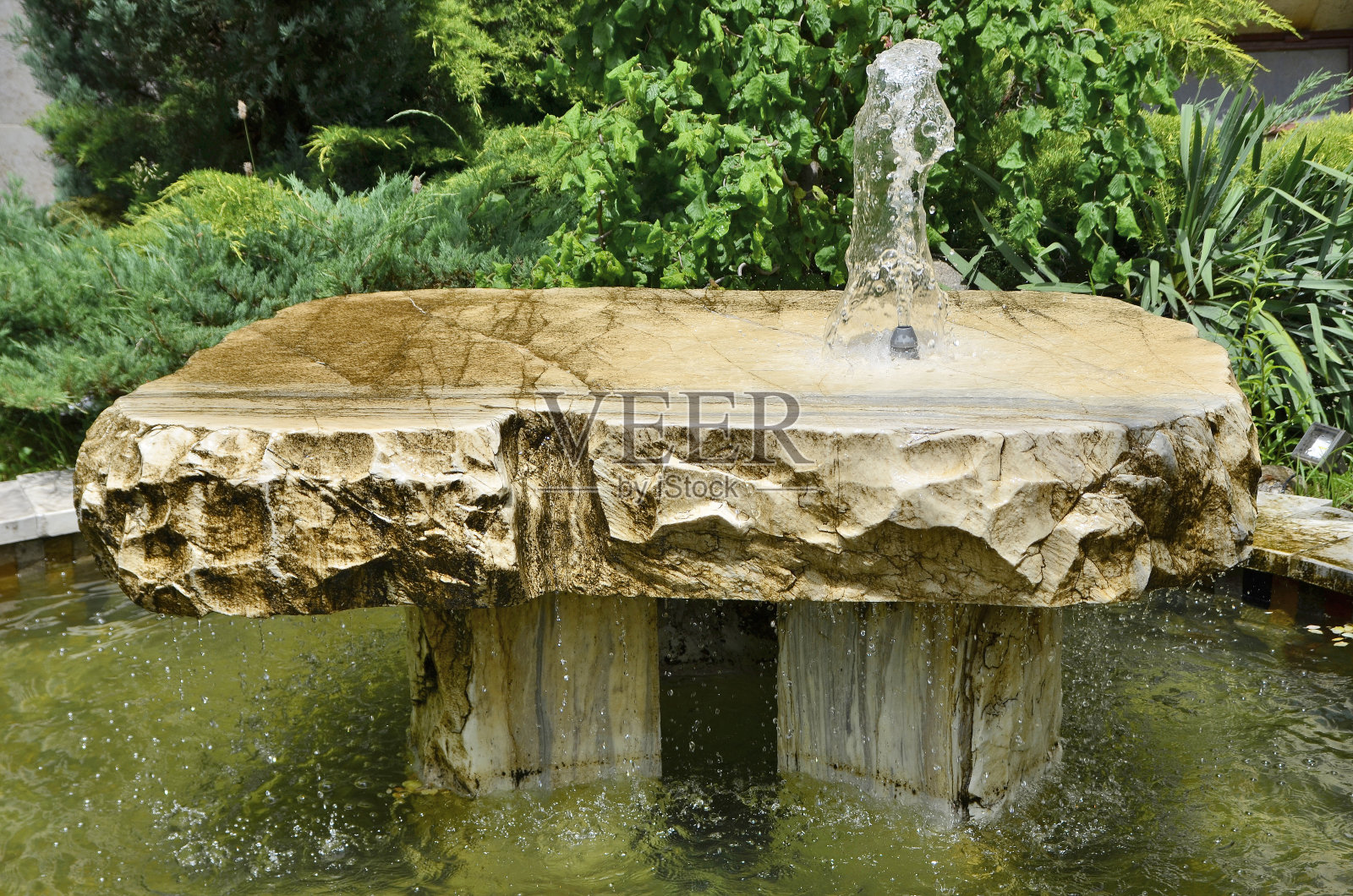 古老的石头喷泉与滴水照片摄影图片