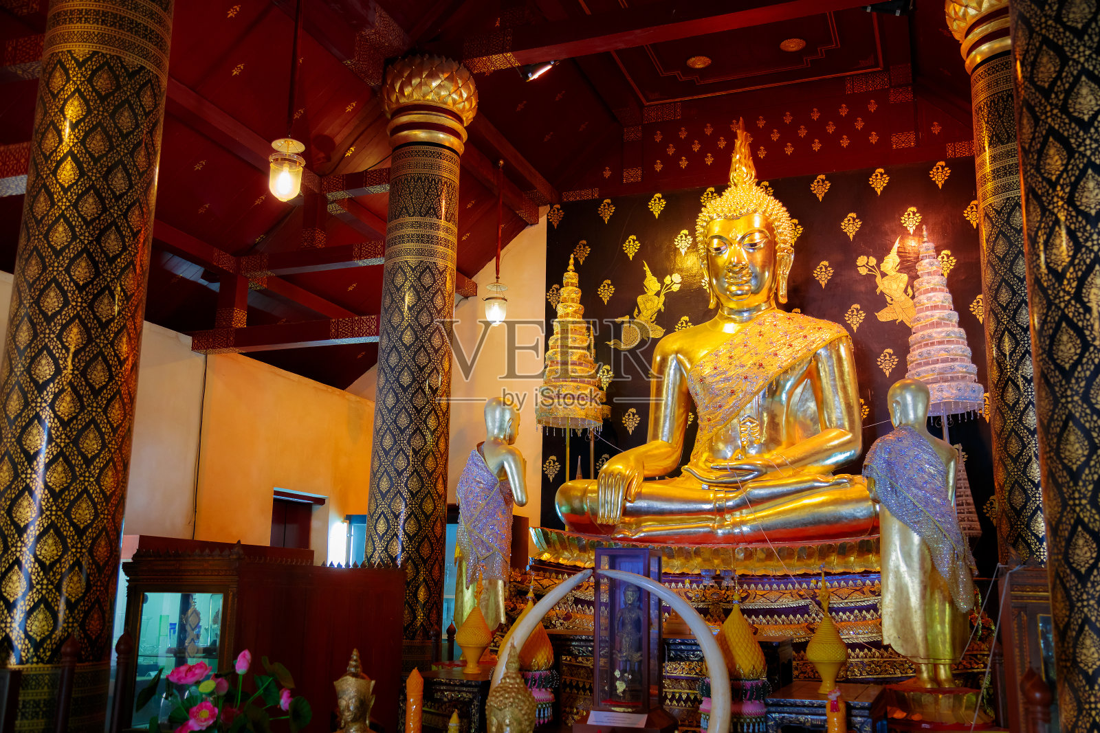 泰国彭世禄佛寺的金那西佛塔佛像照片摄影图片