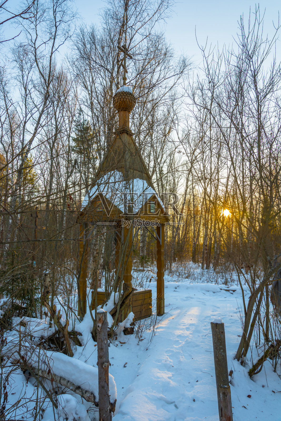 上帝之母的圣泉使所有悲伤的人欢乐。照片摄影图片