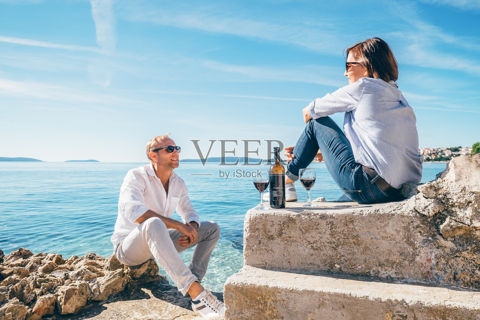 相爱的夫妇在蓝色的海湖有浪漫的约会照片摄影图片