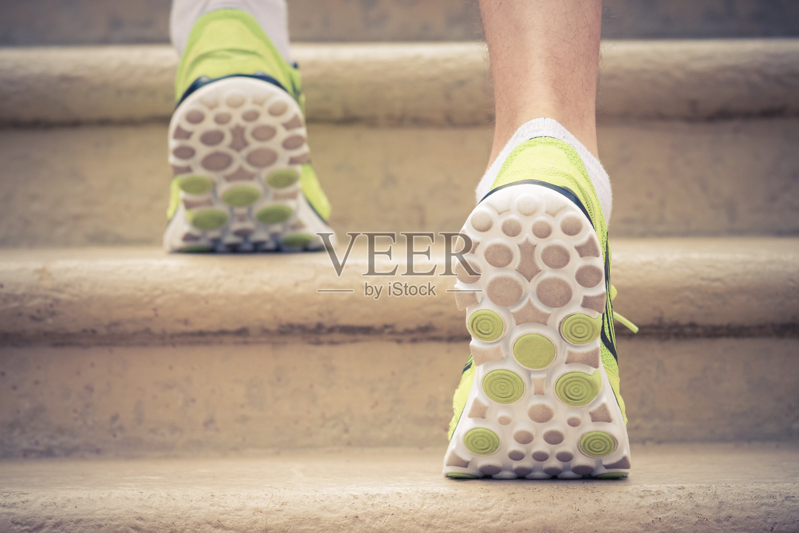 靠近脚与运动鞋爬上楼梯照片摄影图片