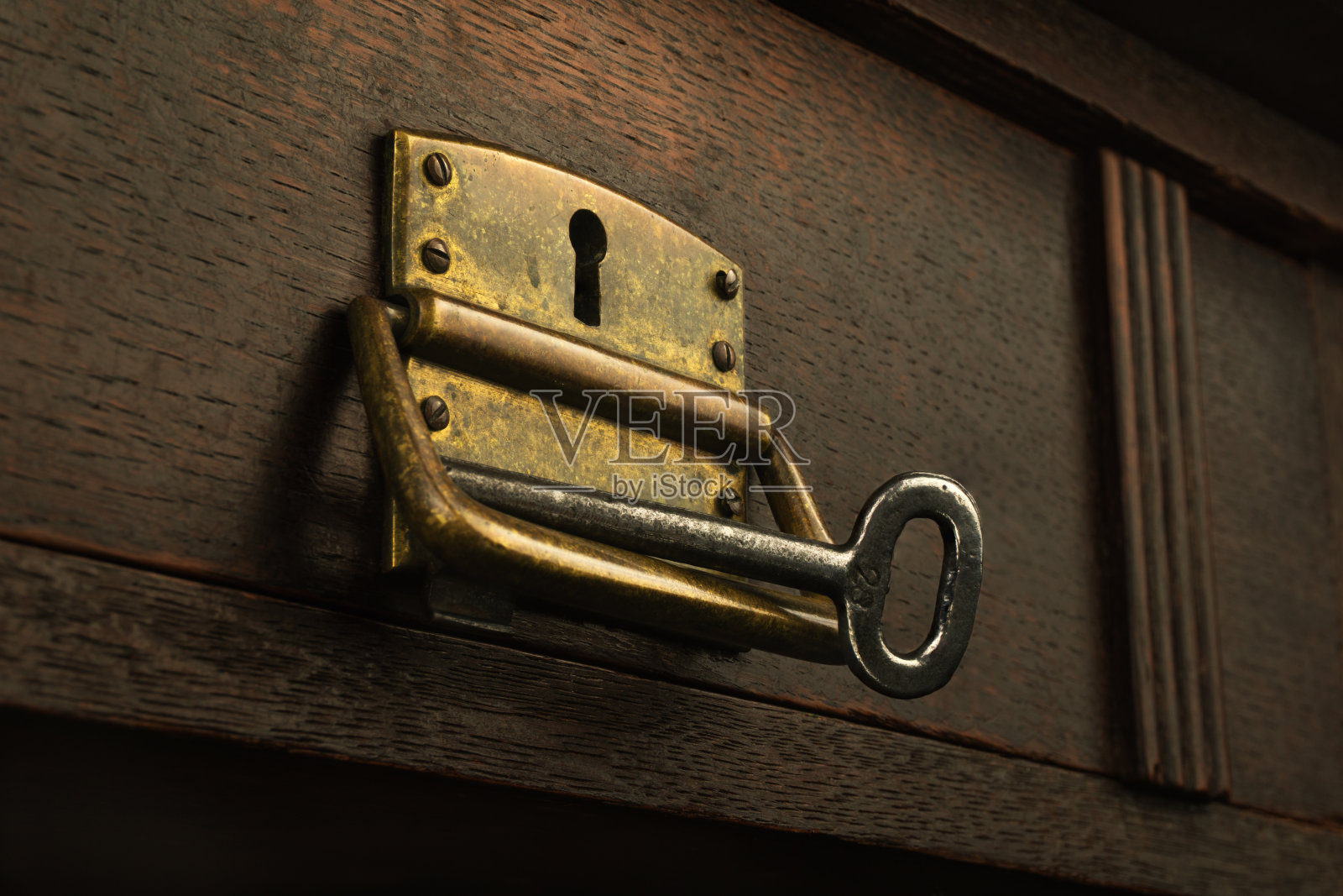 木头抽屉里的一把生锈的旧锁照片摄影图片