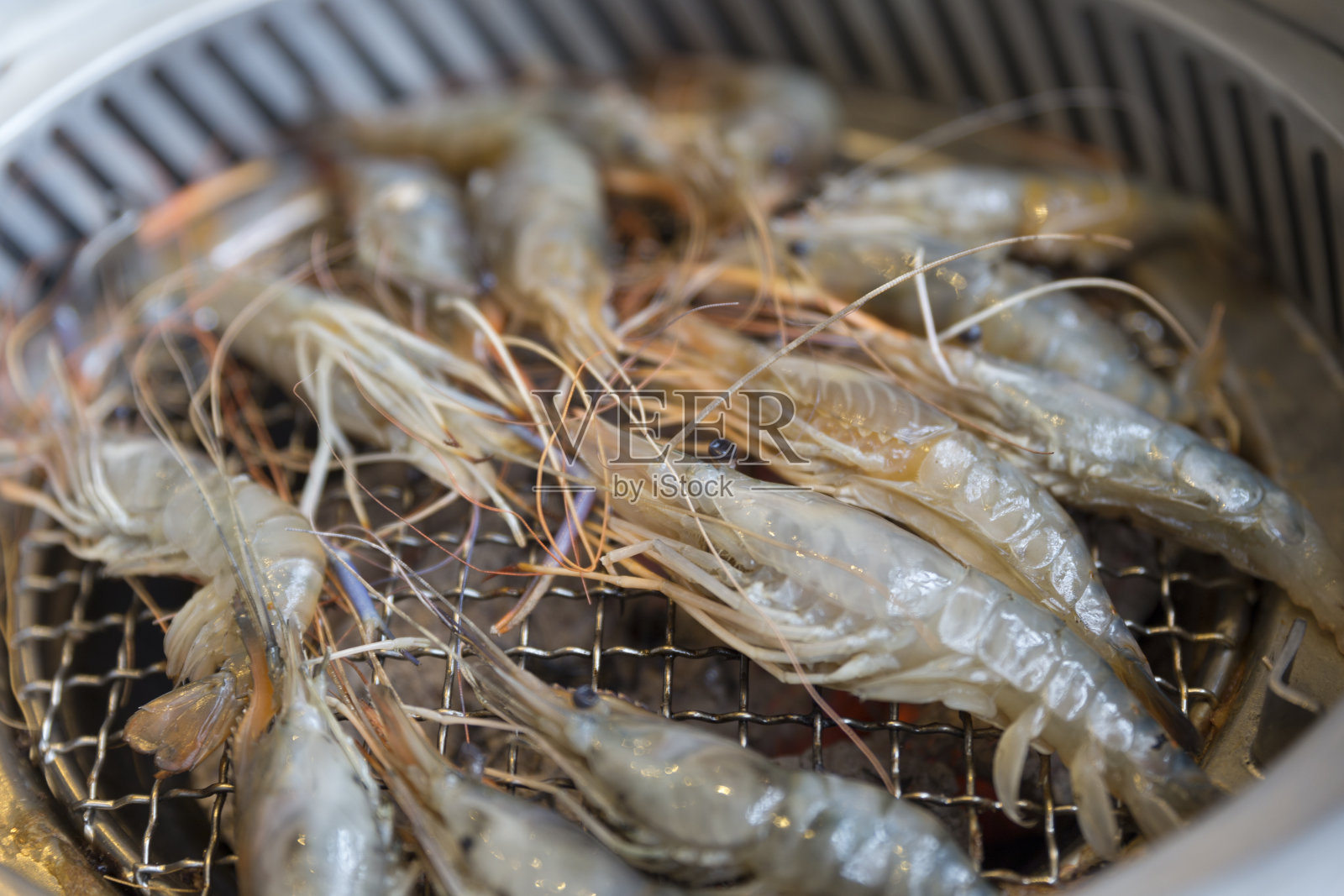 木炭炉上烤的生虾照片摄影图片