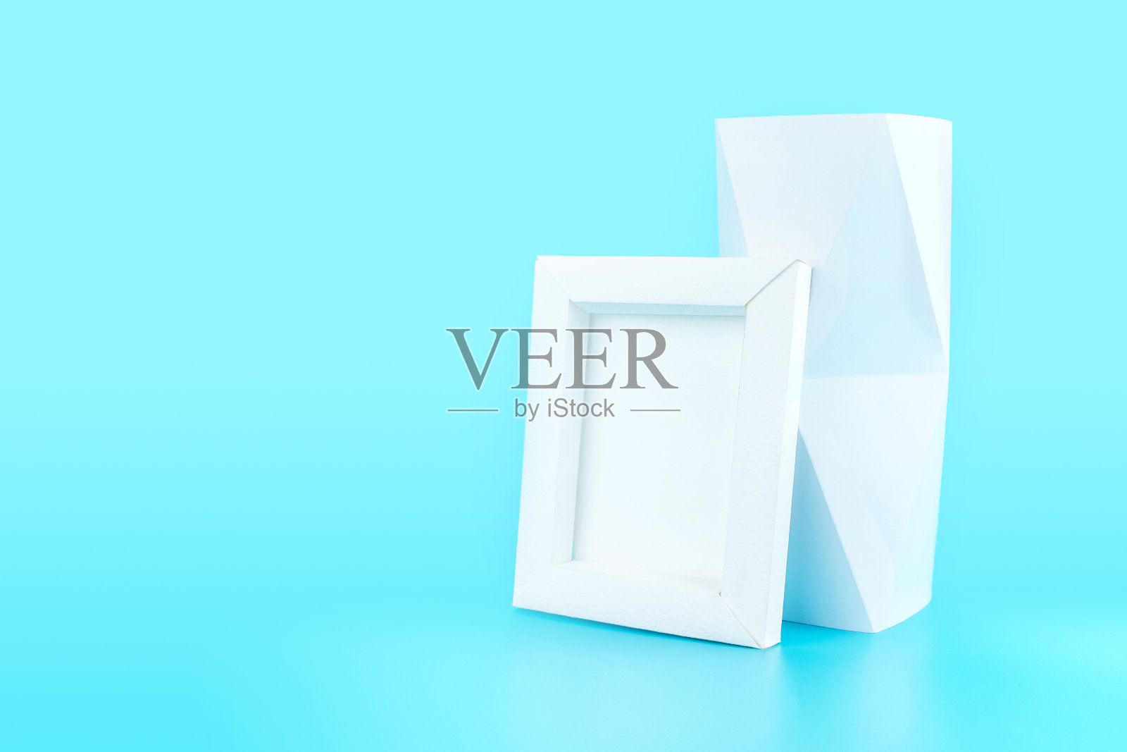 白色相框(纸制)和多边形花瓶照片摄影图片