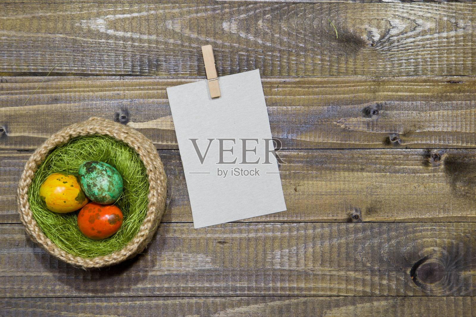 篮子里有复活节彩蛋。鹌鹑蛋。照片摄影图片