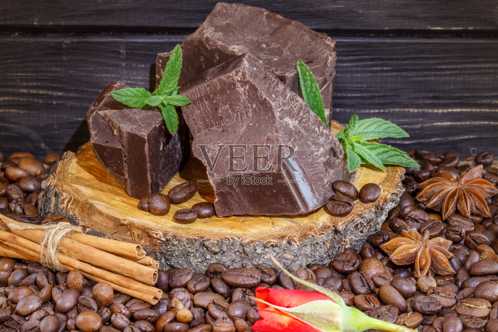 黑巧克力咖啡豆，肉桂和八角照片摄影图片