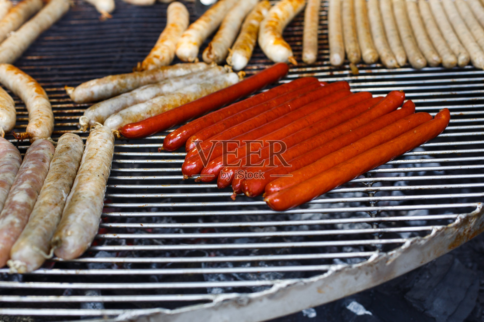 街头快餐，烧烤的烤香肠照片摄影图片