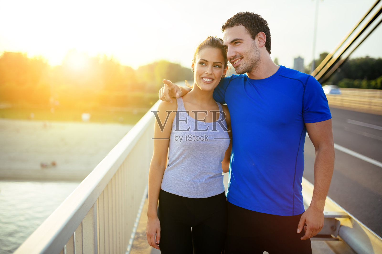 在相互锻炼的过程中，一对美丽的夫妻结合在一起照片摄影图片