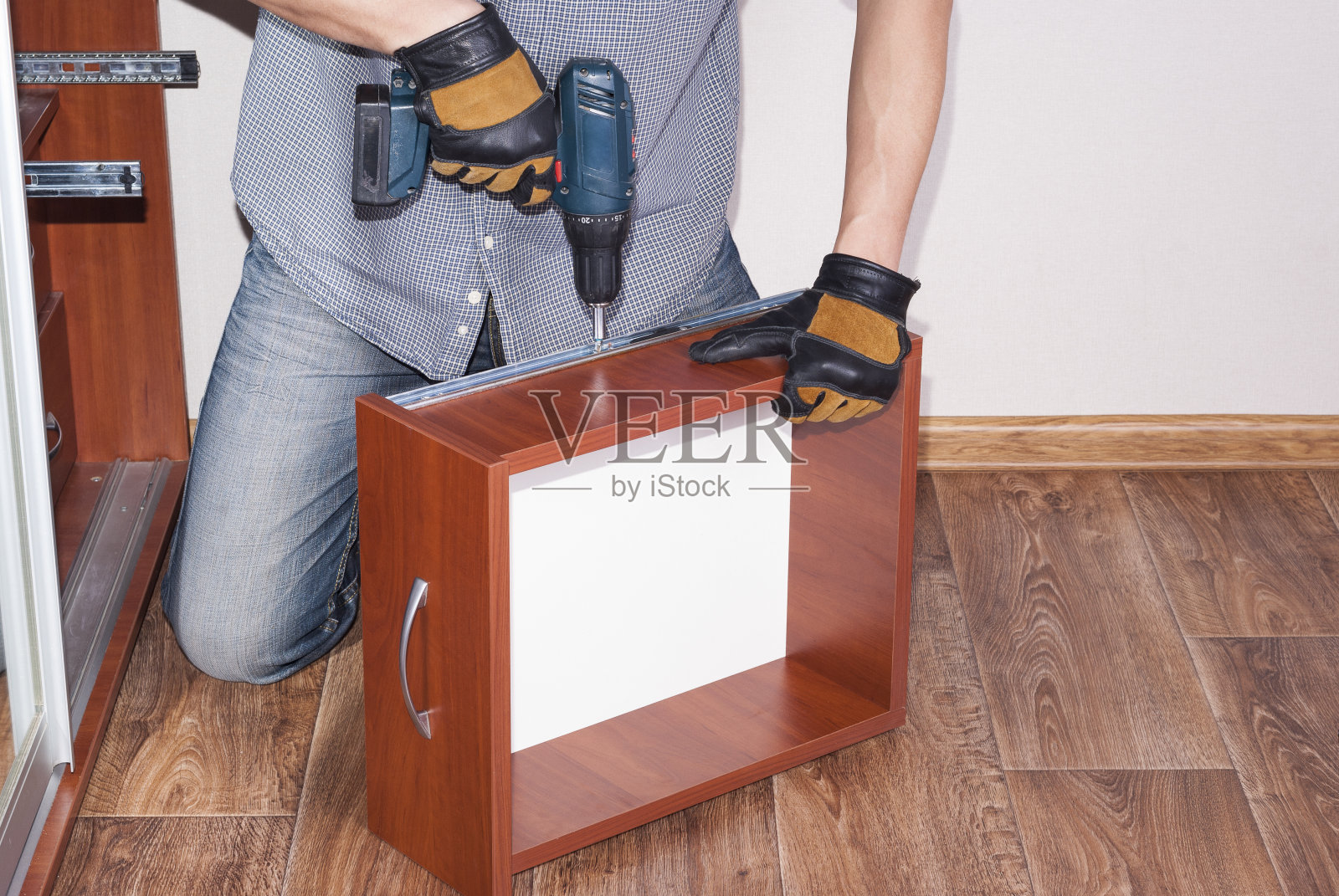 工人修理内阁照片摄影图片