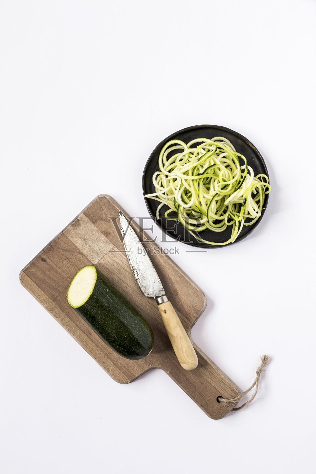 白色背景上的新鲜西葫芦照片摄影图片