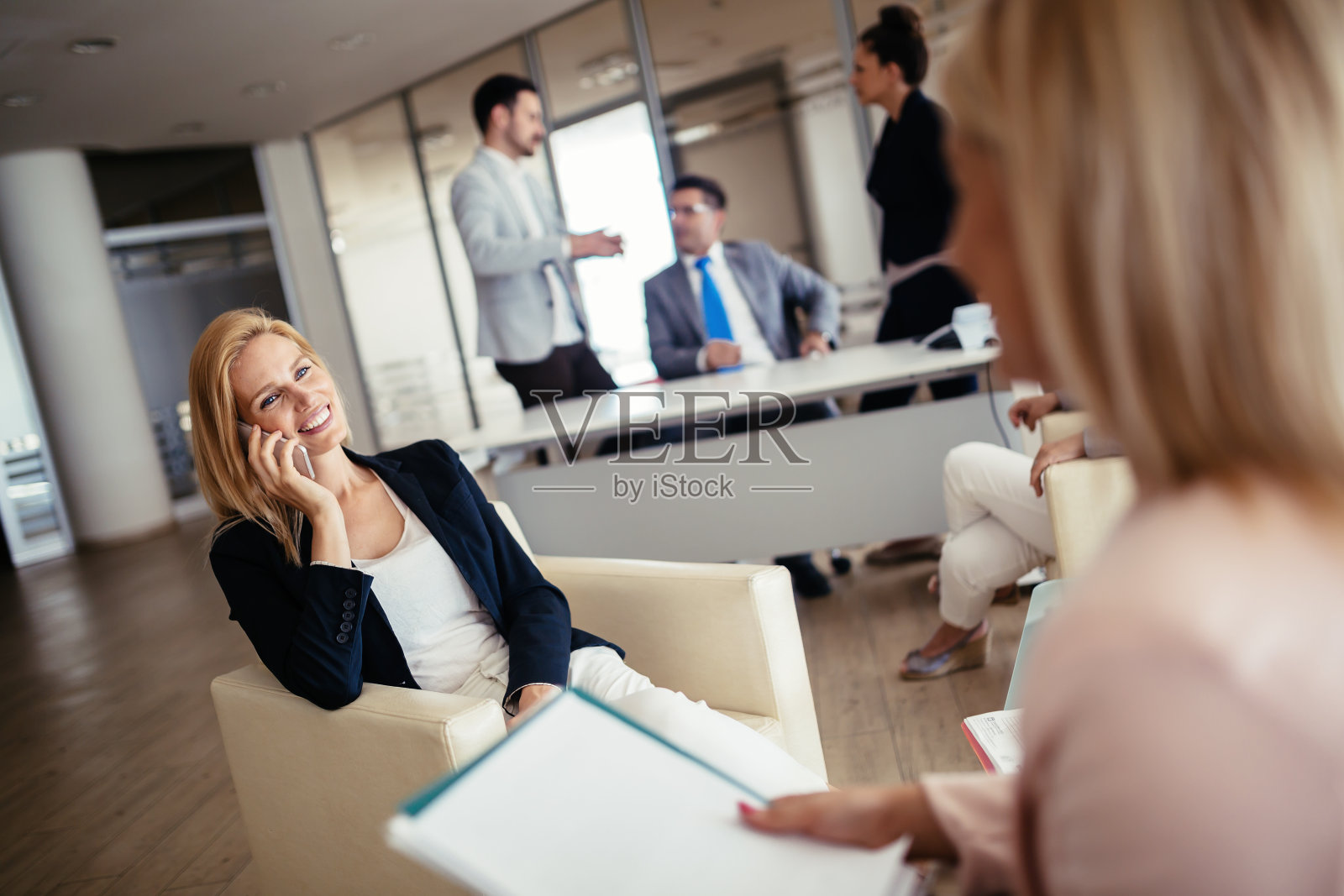 商务人士在办公室工作和头脑风暴照片摄影图片