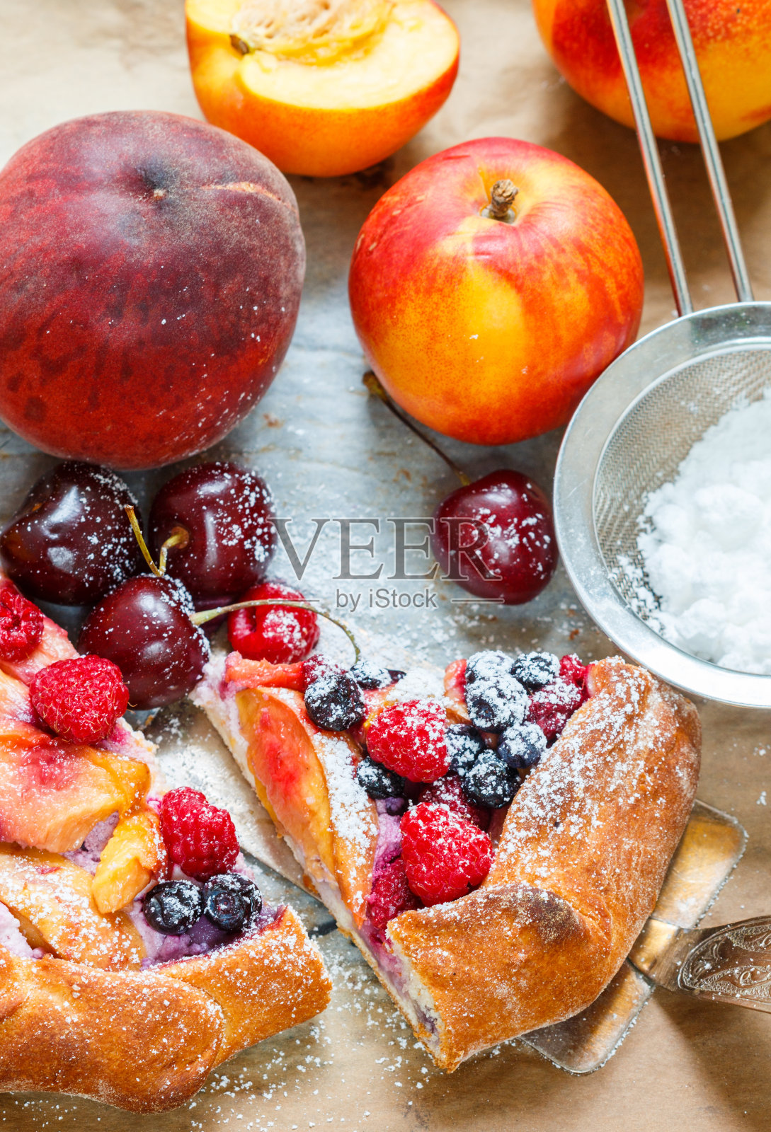 户外自制夏日馅饼，配上白干酪、水果和浆果照片摄影图片