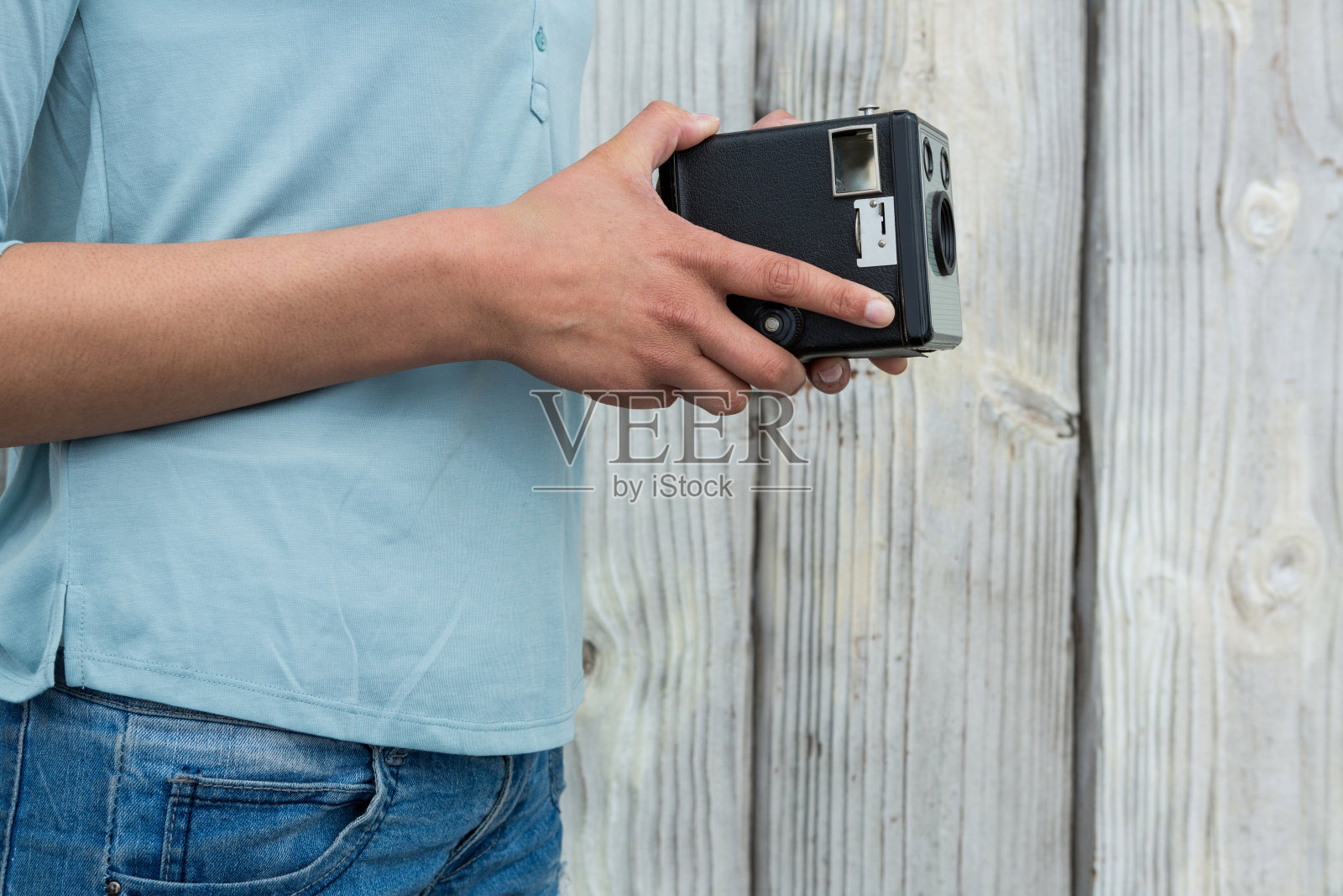 中间的女性摄影师拿着老式相机照片摄影图片