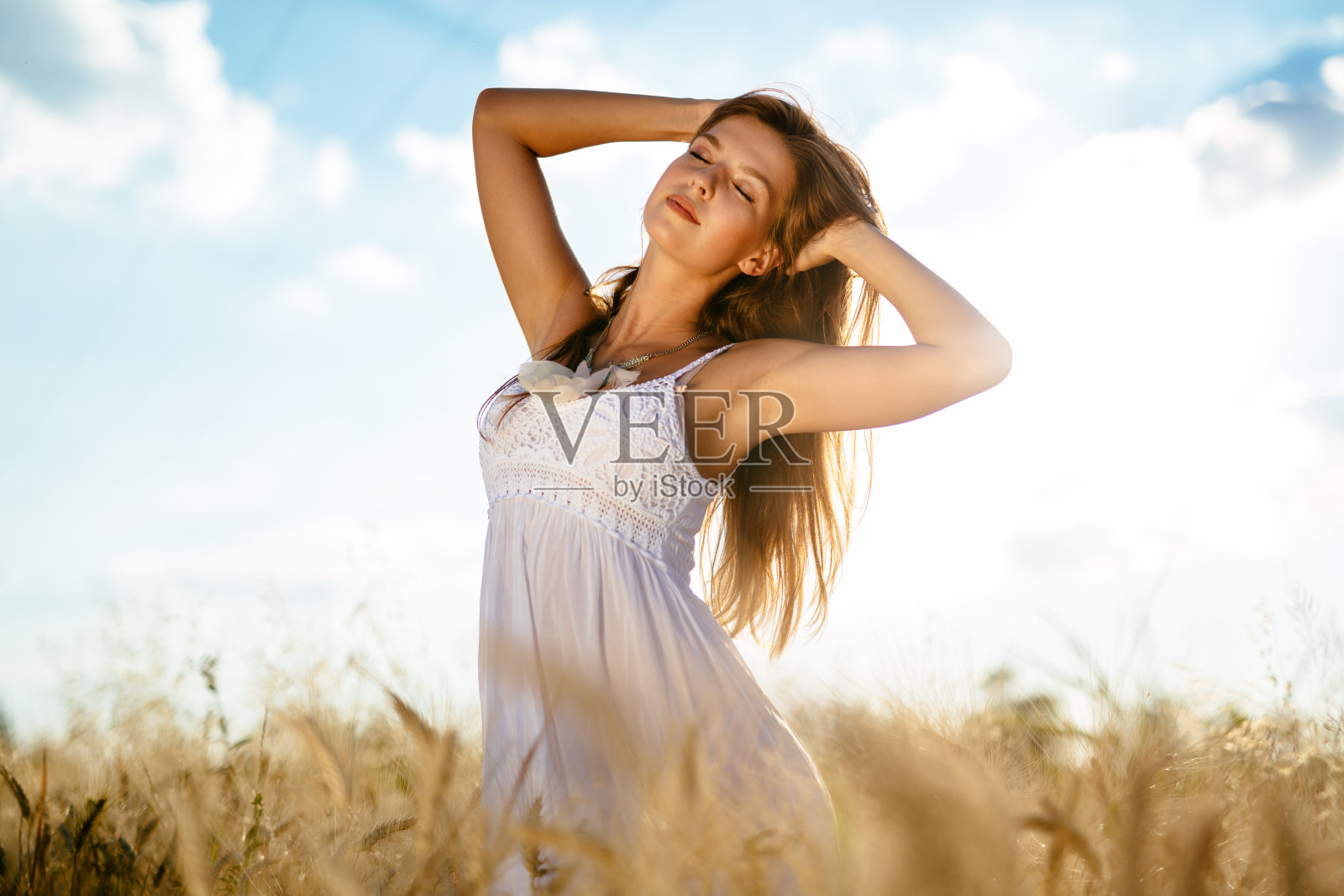 麦田里的美女照片摄影图片