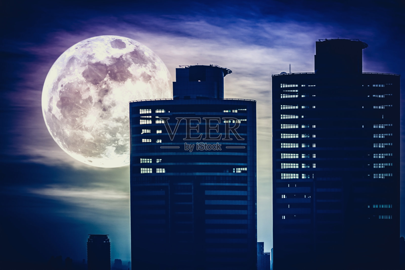 两个摩天大楼的剪影和超级月亮。照片摄影图片