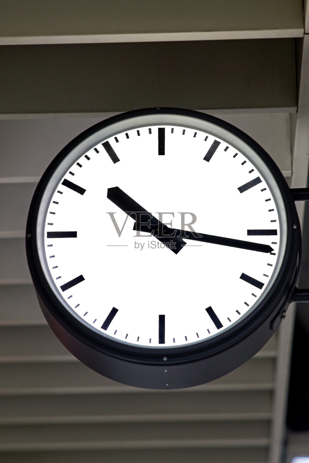 地铁站里的钟。照片摄影图片