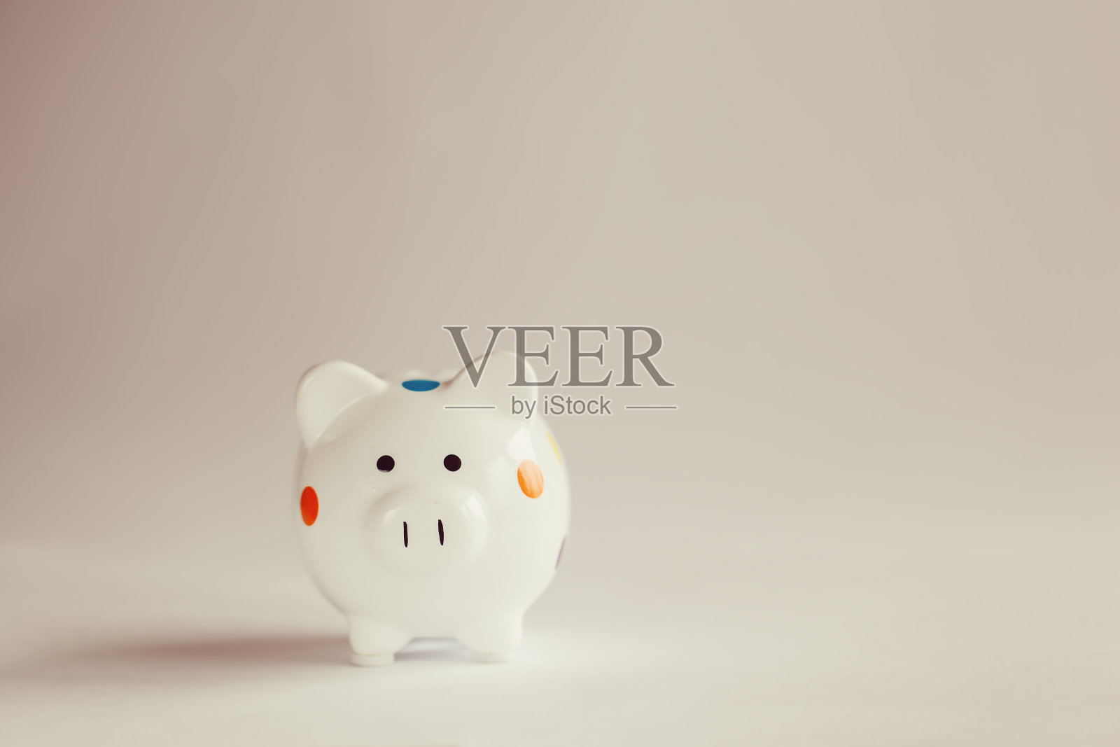 白色储蓄罐或储蓄罐。照片摄影图片