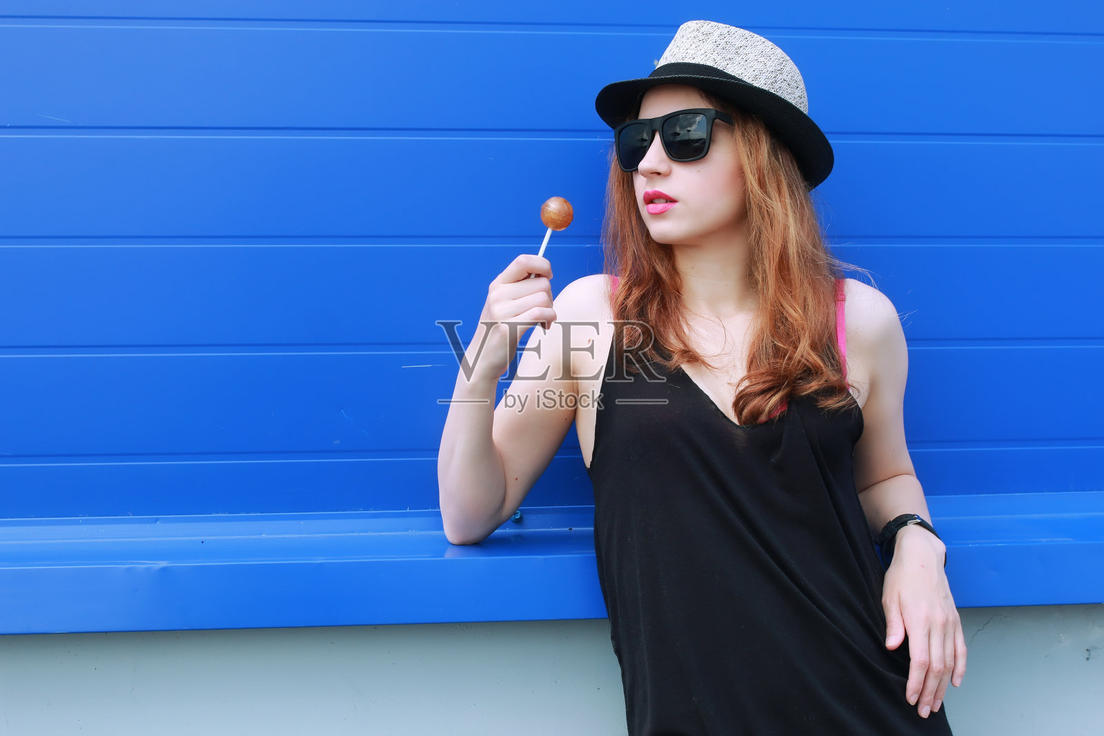 蓝墙那边的嬉皮士女孩照片摄影图片