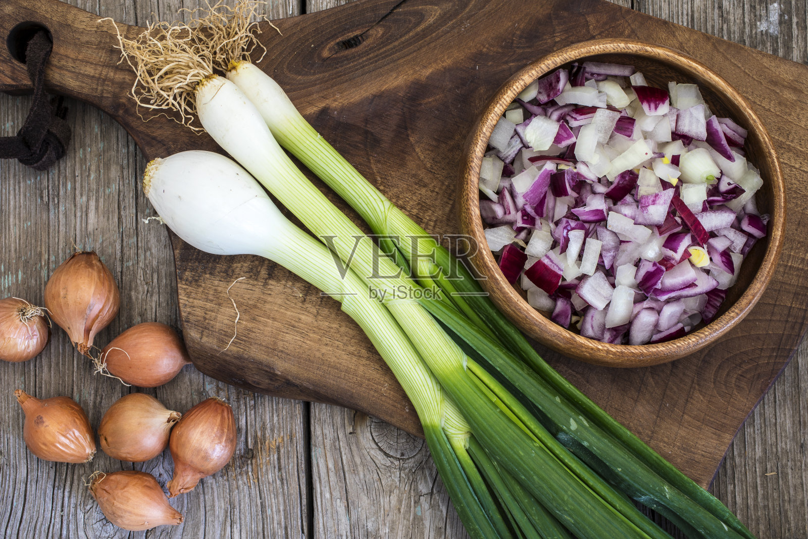 生洋葱放在木桌上照片摄影图片